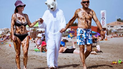 Des activistes de Greenpeace manifestent sur la plage de Carnon&nbsp;(H&eacute;rault) pour demander la pr&eacute;servation de l'Arctique face &agrave; l'exploitation p&eacute;troli&egrave;re, le 23 juin 2012. (XAVIER MALAFOSSE / WOSTOK PRESS / MAXPPP)