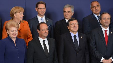 Angela Merkel et Fran&ccedil;ois Hollande, entour&eacute;s d'autres dirigeants europ&eacute;ens, &agrave; Brxuelles, en Belgique, lors du sommet europ&eacute;en, le 18 octobre 2012. (ERIC FEFERBERG / AFP)