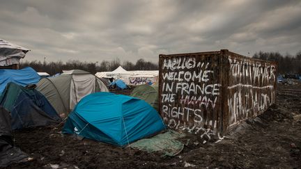 Des tentes dans le camp de migrants de Grande-Synthe (Nord), près de Dunkerque, le 20 janvier 2016.&nbsp; (PHILIPPE HUGUEN / AFP)