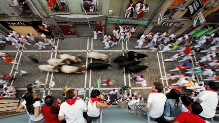 Le traditionnel l&acirc;cher de taureaux dans une rue de Pampelune (Espagne), le 9 juillet 2013. (PABLO BLAZQUEZ DOMINGUEZ / GETTY IMAGES)