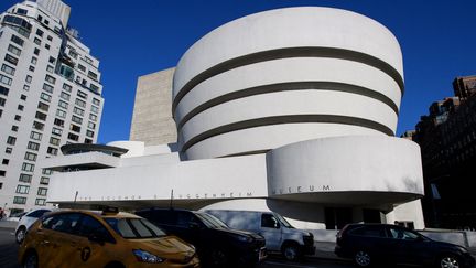 Le musée Guggenheim à New York en mars 2021, là où réside le tableau "La Repasseuse" de Picasso depuis 1978 (ANGELA WEISS / AFP)