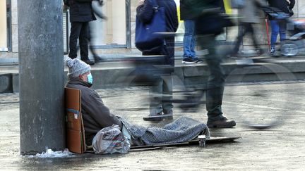 Une personne sans-abri à Strasbourg (Bas-Rhin), le 12 février 2021. (JEAN-MARC LOOS / MAXPPP)