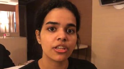 Rahaf Mohammed al-Qunun&nbsp;dans une chambre d'hôtel à l'aéroport de Bangkok, en Thaïlande, le 7 janvier 2019. (HANDOUT / COURTESY OF RAHAF MOHAMMED AL-QU / AFP)