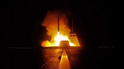 Lancement d'un missile français lors d'une opération militaire en Syrie, dans la nuit du 13 au 14 avril 2018. (AFP PHOTO / ECPAD)