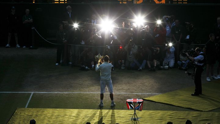 Rafael Nadal fait face aux photographes avec le trophée de Wimbledon, suite à sa victoire en finale contre Roger Federer, le 8 juillet 2008, terminée dans la pénombre (FELIPE TRUEBA / MaxPPP)