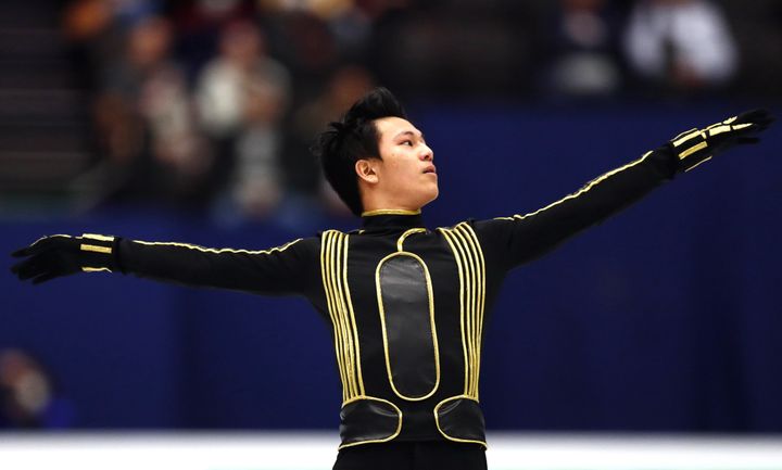 Le patineur français Adam Siao Him Fa, au cours du programme libre, lors des Mondiaux à Montpellier, le 26 mars 2022. (GUILLAUME HORCAJUELO / EPA)