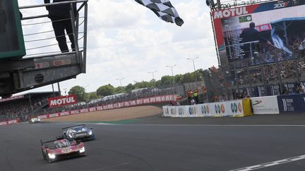 Le pilote italien Alessandro Pier Guidi franchit la ligne d'arrivée avec sa Ferrari pour remporter la course d'endurance des 24 heures du Mans le 11 juin 2023. (JEAN-FRANCOIS MONIER / AFP)