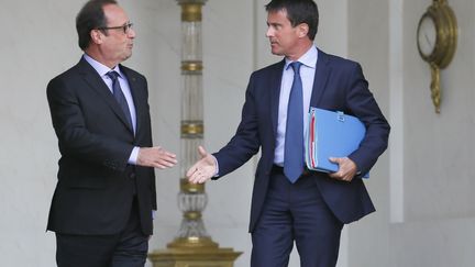 Fran&ccedil;ois Hollande et Manuel Valls, &agrave; l'Elys&eacute;e, le 20 ao&ucirc;t 2014 (PATRICK KOVARIK / AFP)