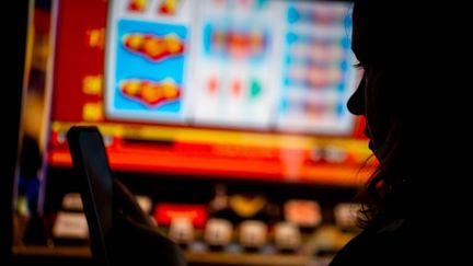 Le gouvernement entend taxer les casinos en ligne à 55,6% du produit brut des jeux, soit au même niveau que la catégorie générale des jeux de loterie en ligne (photo d'illustration). (PICTURE ALLIANCE / GETTY IMAGES)