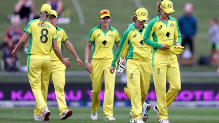 Les joueuses de l'équipe nationale australienne de cricket lors d'un match face à la Nouvelle-Zélande le 30 mars 2021.&nbsp; (MARTY MELVILLE / AFP)
