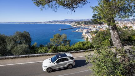 Une voiture au-dessus du vieux Nice, en 2020.&nbsp;Photo d'illustration (CAVALIER MICHEL / HEMIS.FR / HEMIS.FR)