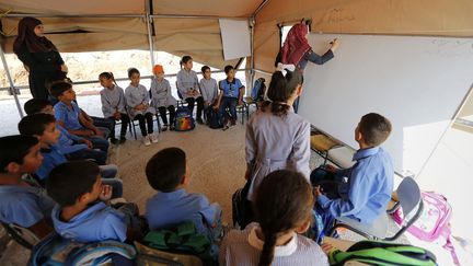 Une classe est installée dans le village de Jubbet al-Dhib en Palestine. (WISAM HASHLAMOUN \ APAIMAGES / MAXPPP)