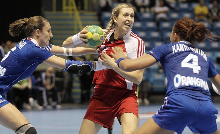 Camille Ayglon et Nina Kanto, de l'&eacute;quipe de France de handball, barrent le passage de Olga Levina, joueuse russe, lors des quarts de finale &agrave; Sao Paulo (Br&eacute;sil), le 14 d&eacute;cembre 2011.&nbsp; (RICARDO MOSES / REUTERS)