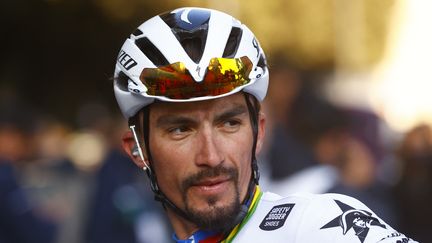 Le Français Julian Alaphilippe&nbsp;après l'arrivée de la 5e étape de Tirreno Adriatico, le 11 mars 2022. (LUCA BETTINI / AFP)