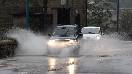 Des voitures roulent sous de fortes précipitations à Saint-Sauveur-de-Montagut (Ardèche), le 4 novembre 2014. (PHILIPPE DESMAZES / AFP)