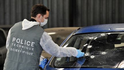 C'est dans cette voiture que le policier Eric Lal&egrave;s a &eacute;t&eacute; mortellement bless&eacute; en septembre 2011 &agrave; Vitrolles (Bouches-du-Rh&ocirc;ne). (BORIS HORVAT / AFP)