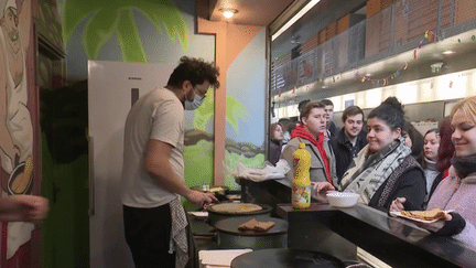 Une crêperie rennaise propose des crêpes gratuites aux étudiants (France 2)