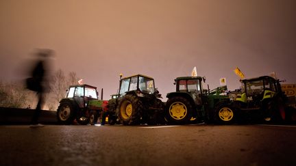 Des tracteurs qui bloquaient le pont de Cheviré, et le périphérique nantais, samedi 9 janvier près de Nantes (Loire-Atlantique). Ils ont été délogés sans violence par la police.&nbsp; (JEAN-SEBASTIEN EVRARD / AFP)