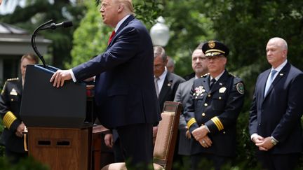 Donald Trump&nbsp;s'exprime sous le regard de membres des forces de l'ordre sur une réforme de la police, à Washington (Etats-Unis), le 16 juin 2020.&nbsp; (ALEX WONG / GETTY IMAGES NORTH AMERICA / AFP)