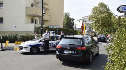 Des policiers après une attaque au couteau perpétrée à Trappes (Yvelines), le 23 août 2018. (CHEN YICHEN / REUTERS)