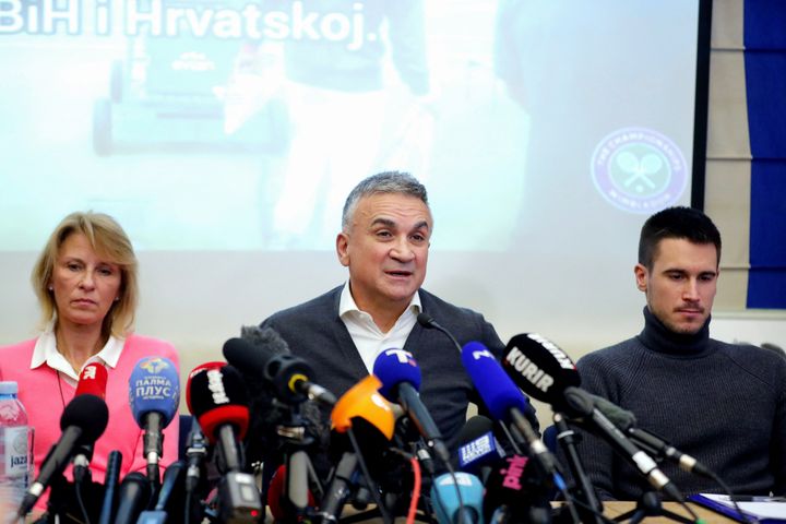 Dijana, Srdjian et Djordje Djokovic (de gauche à droite), la maman, le papa et le frère de Novak Djokovic lors d'une conférence de presse tenue à Belgrade le 10 janvier 2022. (PEDJA MILOSAVLJEVIC / AFP)