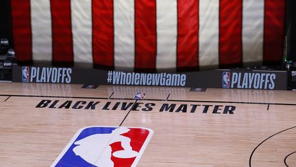 Le terrain de basket-ball vide&nbsp;après le report du match des playoffs NBA&nbsp;entre les Milwaukee Bucks et les Orlando Magic, le 26 août 2020 à Lake Buena Vista, Floride. (KEVIN C. COX / GETTY IMAGES NORTH AMERICA)