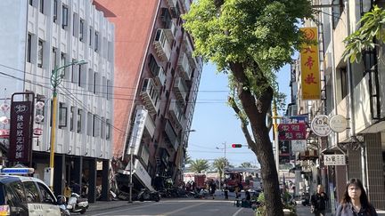 Un bâtiment est endommagé à Hualien, après un tremblement de terre très violent qui a frappé l'est de Taïwan, le 3 avril 2024. (CNA / AFP)