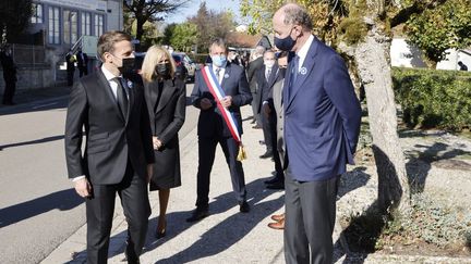 Le président Emmanuel Macron (à gauche) s'entretient avec Yves de Gaulle, petit-fils de Charles de Gaulle, avant une cérémonie commémorative pour son grand-père à Colombey-les-Deux-Eglises (Haute-Marne), le 9 novembre 2020. (LUDOVIC MARIN / AFP)