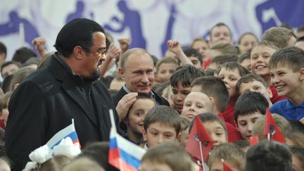  (Steven Seagal et Vladimir Poutine visitant une nouvelle salle de sport à Moscou, en mars 2013 © REUTERS/Aleksey Nikolskyi)