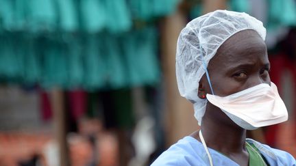 Un membre du personnel m&eacute;dical de l'h&ocirc;pital de&nbsp;Monrovia (Liberia), le 7 septembre 2014. (DOMINIQUE FAGET / AFP)