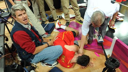 Le basketeur espagnol Rudy Fernandez apr&egrave;s une chute lors du match contre l'Australie mardi 31 ao&ucirc;t lors des JO de Londres. (MARK RALSTON / AFP)