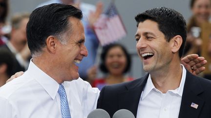 Le candidat r&eacute;publicain &agrave; la pr&eacute;sidentielle am&eacute;ricaine Mitt Romney (gauche) et son colistier Paul Ryan, le 11 ao&ucirc;t 2012 &agrave; Norfolk, en Virginie (Etats-Unis). (JASON REED / REUTERS)