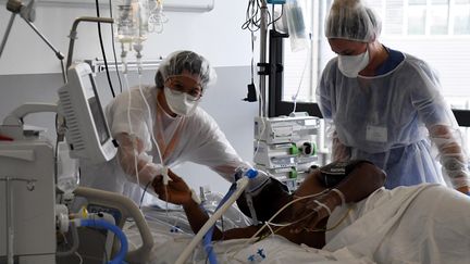 Un patient hospitalisé pour Covid-19, le 1er décembre 2021 à Fort-de-France (Martinique). (ALAIN JOCARD / AFP)