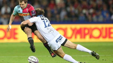 &nbsp; (François Steyn (Montpellier) plaque son vis-à-vis des Harlequins. © BPI/Shutterstock/SIPA)