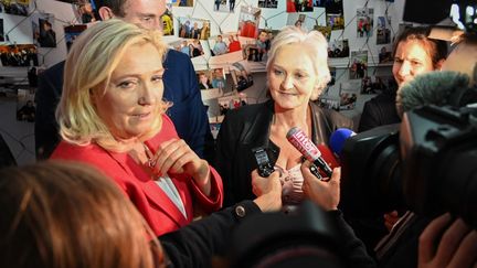 Marine Le Pen et sa sœur Marie-Caroline, le 11 mars 2020 à Calais (Pas-de-Calais). (DENIS CHARLET / AFP)