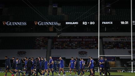 Les Français abattus après la défaite contre l'Angleterre à Twickenham, samedi 13 mars 2021. (ADRIAN DENNIS / AFP)