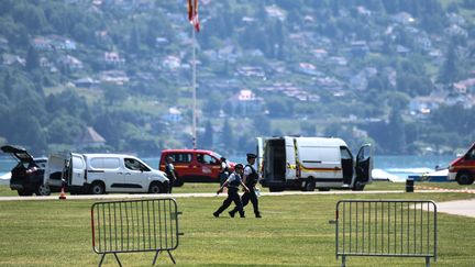 Des policiers après l'attaque au couteau survenue à Annecy (Haute-Savoie), le 8 juin 2023. (OLIVIER CHASSIGNOLE / AFP)