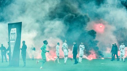 La rencontre entre Saint-Etienne et Angers a été reportée, vendredi 22 octobre 2021, après des jets de fumigènes de la part des supporters des Verts. (PHILIPPE DESMAZES / AFP)