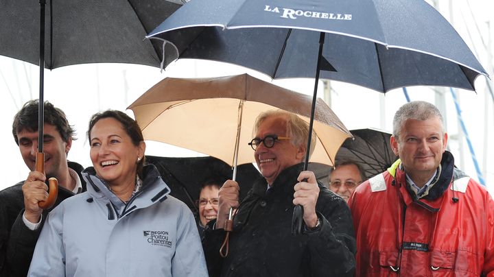 S&eacute;gol&egrave;ne Royal et Olivier Falorni (en rouge) autour du maire de La Rochelle, Maxime Bono (au centre), le 20 mai 2012. (XAVIER LEOTY / MAXPPP)