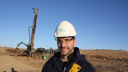 &nbsp; (Maxime Michaut devant un forage à Tortkuduk © Radio France / Emmanuel Langlois)