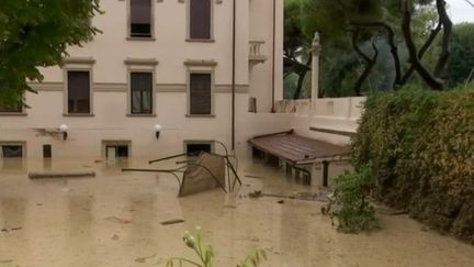 La province de Livourne en Toscane (Italie) a été fortement touchée par un orage dans la nuit du samedi 9 septembre. Au moins 6 personnes sont décédées. François Beaudonnet décrit la situation sur place. (FRANCE 2)