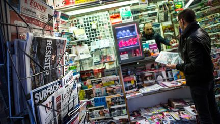 Un millier de marchands de journaux disparaissent chaque année en France, en raison du développement de la lecture&nbsp;sur des supports numériques.&nbsp; (GETTY IMAGES)