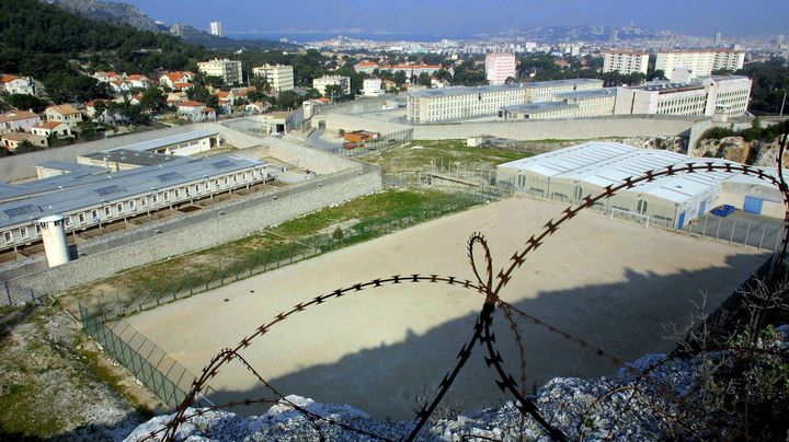 Vue sur les b&acirc;timents de la prison des femmes (&agrave; gauche), le stade et la grande maison d'arr&ecirc;t des hommes, le 14 mars 2003 aux Baumettes &agrave; Marseille (Bouches-du-Rh&ocirc;ne). (MAXPPP)