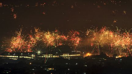 Des feux d'artifice tirés à Yogyakarta, en Indonésie, le 1er janvier 2023. (DEVI RAHMAN / AFP)