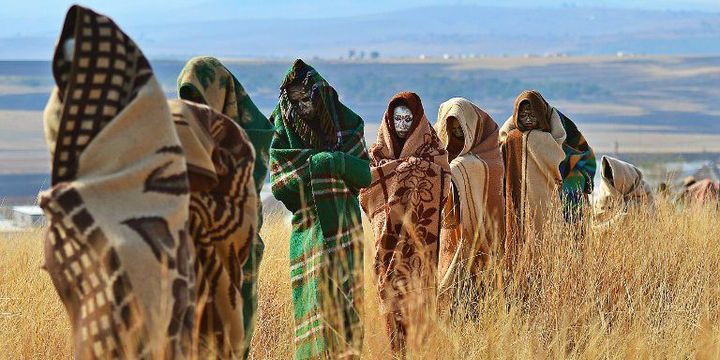 De jeunes Sud-Africains de la tribu Xhosa lors d'une cérémonie de circoncision dans la brousse à Qunu, le 28 juin 2013. (Photo AFP/Carl De Souza)