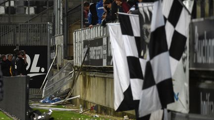 Une barrière effondrée au pied des tribunes, le 30 septembre 2017, au stade d'Amiens lors d'un match de Ligue 1 contre Lille. (FRANCOIS LO PRESTI / AFP)