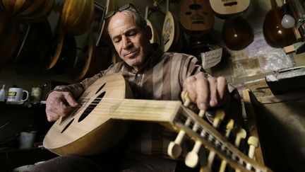 Antoun Tawil, un des derniers artisants luthiers de Syrie, fabrique des ouds dans son minuscule atelier de Damas.
 (LOUAI BESHARA / AFP)