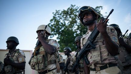 Des soldats de l'armée camerounaise, le 28 septembre 2018 à Mora (Cameroun). (ALEXIS HUGUET / AFP)