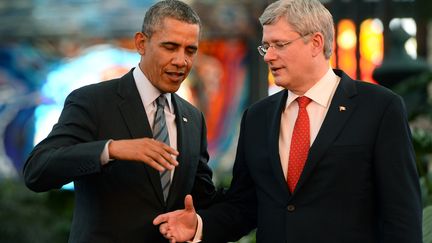 Le pr&eacute;sident am&eacute;ricain Barack Obama et le Premier ministre canadien Stephen Harper, le 19 f&eacute;vrier &agrave; Mexico (Mexique), lors d'un sommet international. (JEWEL SAMAD / AFP)