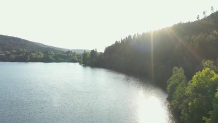 L'air est toujours pur au cœur du massif des Vosges. C'est un petit paradis pour les amateurs de randonnée. Entre lacs naturels, cascades glaciaires et forêts de conifères, la station de Gérardmer (Vosges) retrouve ses touristes locaux et se prépare pour la saison estivale. (France 3)